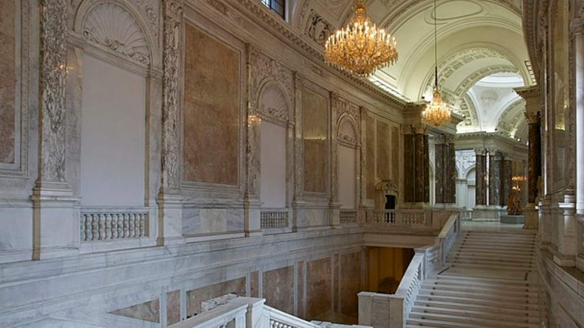 Grand Chandelier Reportedly ‘Hanging By A Thread’ After Another Season Without Dramatic Fall